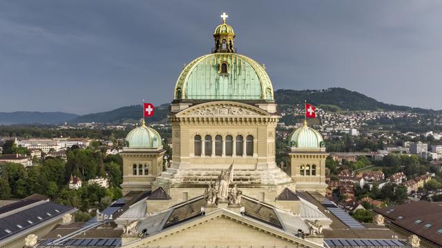 Vue aérienne du Palais fédéral à Berne le 8 août 2018. [Keystone - Thomas Hodel]