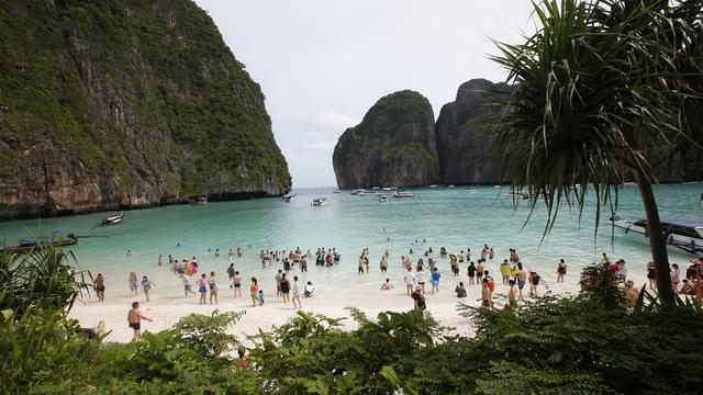 La plage de Maya Bay, photographiée avant sa fermeture aux touristes, en 2018. [AP Photo - Sakchai Lalit]