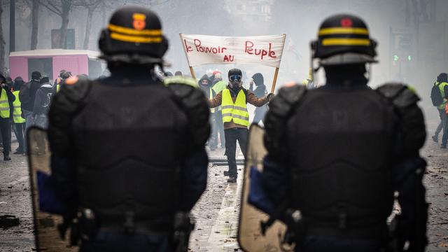 Un manifestant "gilet jaune" dans le quartier des Champs-Elysées le 1er décembre 2018. [AFP]