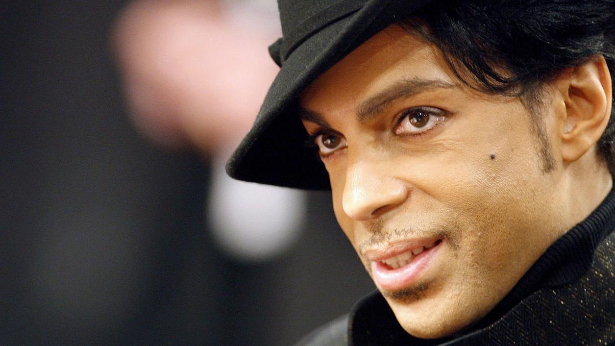 Le musicien Prince lors d'un match de la NBA à Las Vegas en 2007. [EPA/Keystone - Paul Buck]