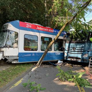L'accident entre un bus et un camion est survenu dans le 3e arrondissement de Zurich, situé au sud-ouest de la ville. [Stadtpolizei Zürich]