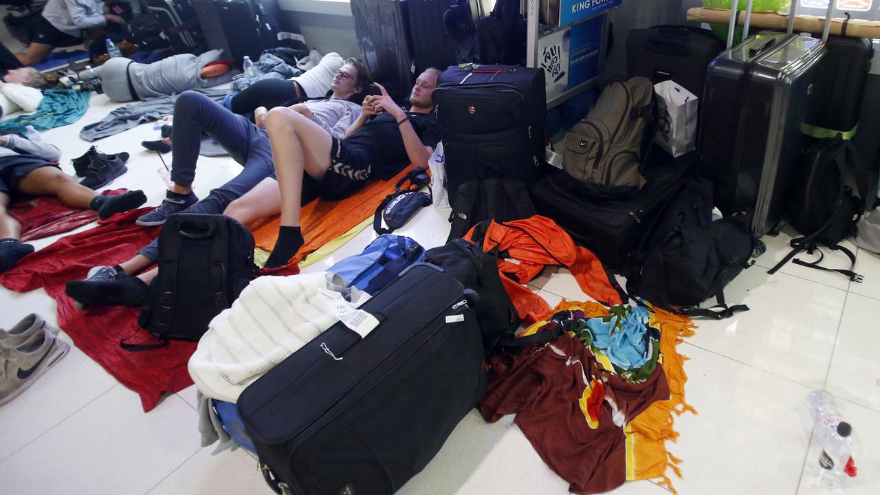 Des touristes danois bloqués à l'aéroport de Bangkok. [Keystone - AP Photo/Sakchai Lalit]