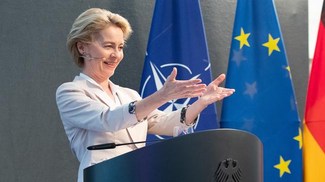 Ursula von der Leyen est une proche de la chancelière Angela Merkel. [EPA/Keystone - Hayoung Jeon]