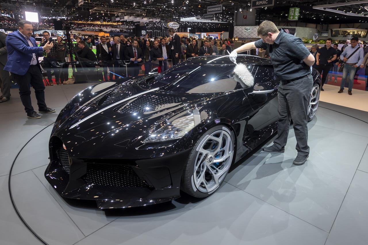 Une Bugatti brillante au Salon de l'auto. [Keystone - Martial Trezzini]