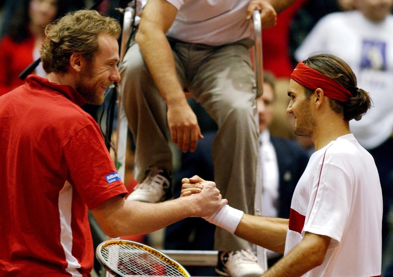 Marc Rosset et Roger Federer, les deux potes, en 2004 contre la Roumanie. [Keystone - Steffen Schmidt]