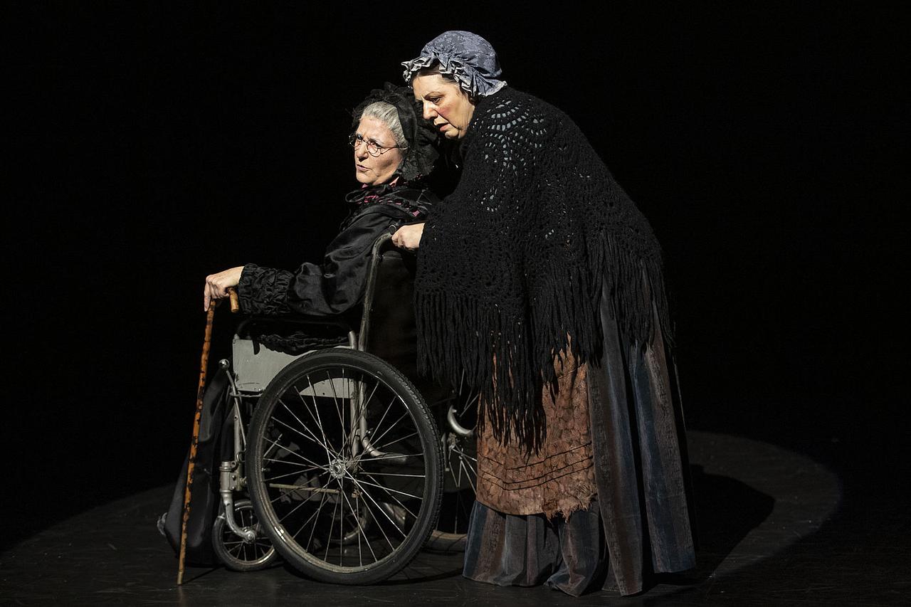 La vieille tante Arabella (Claude-Inga Barbey) et sa domestique Marguerite (Doris Ittig) dans "Un conte de Noël" de Charles Dickens. [theatredecarouge.ch - Carole Parodi]