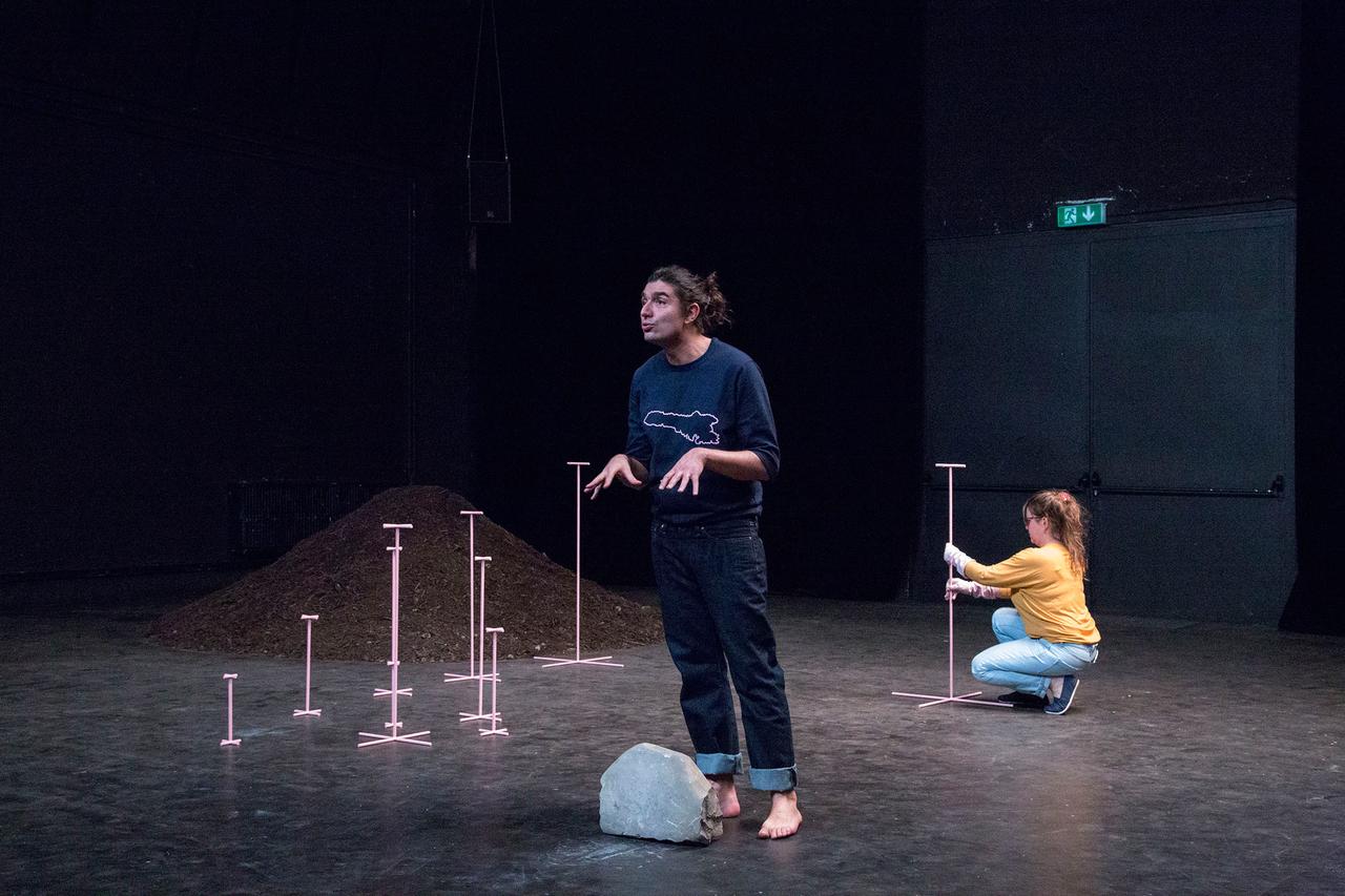 Dorothée Thébert et Filippo Filliger  dans "Lampedusa , un rocher de survie". [Théâtre du Galpon - Elisa Murcia Artengo]