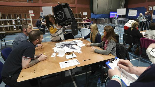 Dépouillement lors d'élections locales en Grande-Bretagne. [Keystone - PA/AP/Niall Carson]