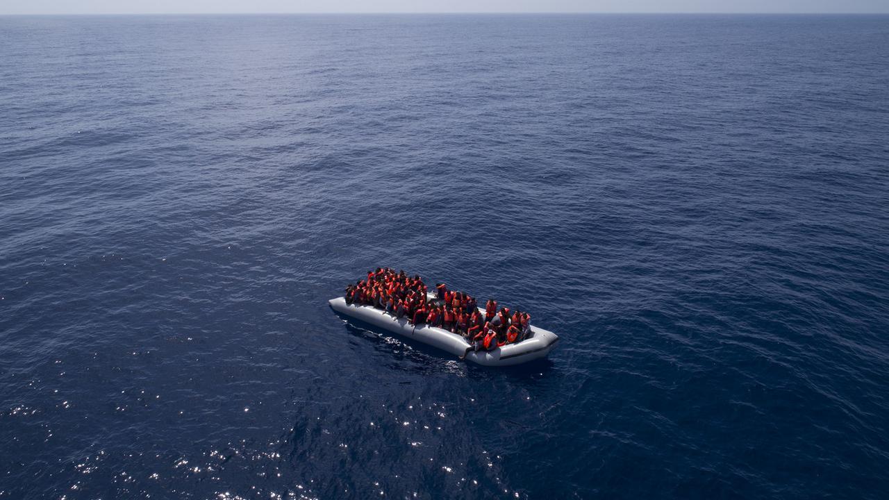 Une embarcation de migrants en Méditerranée (image d'illustration). [Keystone - AP Photo/Felipe Dana]