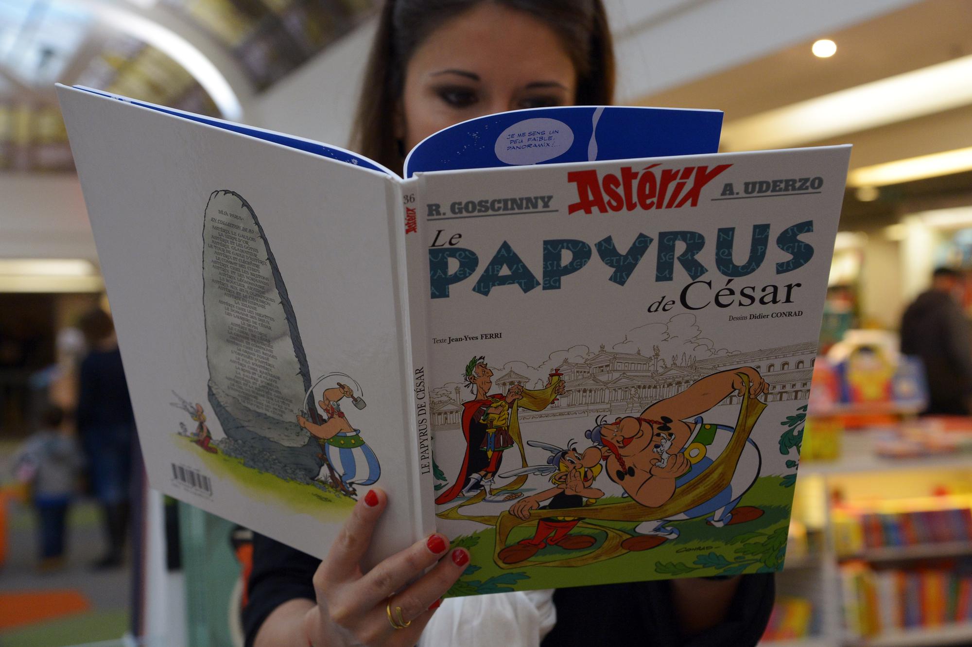 Un enfant lisant "Le papyrus de César". [afp - Bertrand Guay]