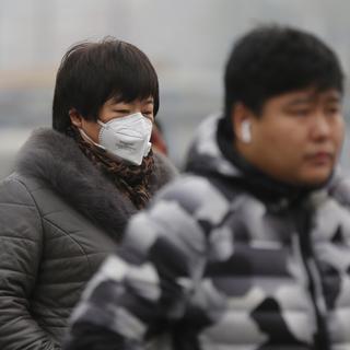 Des citoyens chinois d'humeur apparemment morose, le 26 novembre 2018, lors d'un pic de pollution de l'air à Pékin. [EPA - WU HONG]