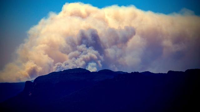 Incendie couvrant 20'000 hectares dans le parc national Wollemi, à l'ouest de Sidney, 07.11.2019. [AFP - David Gray]