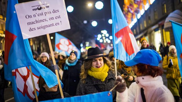 Des fonctionnaires genevois manifestent contre des baisses de prestations. [Keystone - Jean-Christophe Bott]