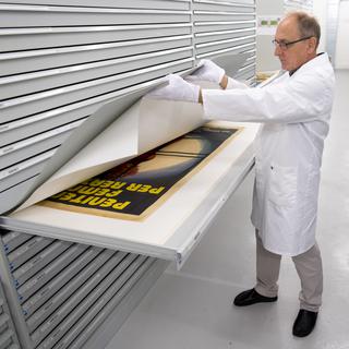 De nombreuses affiches de cinéma sont conservées dans les archives du nouveau centre de recherche et d'archivage de la Cinémathèque suisse à Penthaz. [Keystone - Laurent Gilliéron]