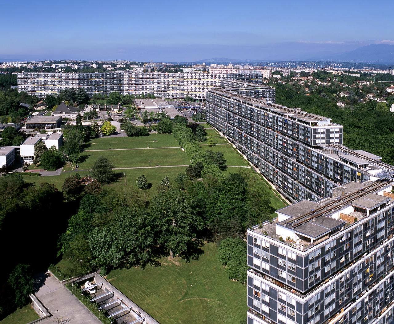 Le Lignon à Vernier (GE) est l'un des bâtiments les plus long au monde. Déroulé, il s'étend sur plus d'un kilomètre. 6000 personnes y vivent. [Claudio Merlini]