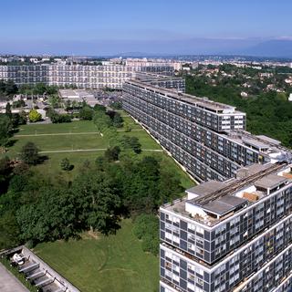 Le Lignon à Vernier (GE) est l'un des bâtiments les plus long au monde. Déroulé, il s'étend sur plus d'un kilomètre. 6000 personnes y vivent. [Claudio Merlini]
