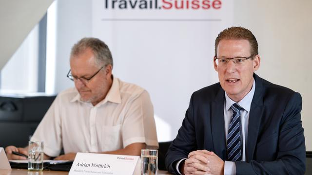 Le président de Travail.Suisse Adrian Wütrich présente la 15e étude sur les salaires des managers menée par la centrale syndicale. [Keystone - Anthony Anex]