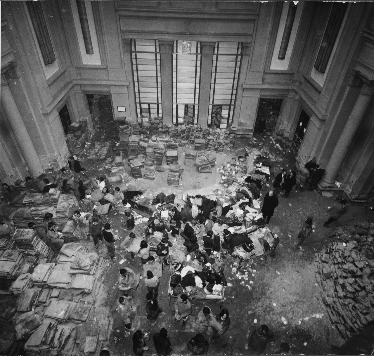 Les Anges de la boue ont sauvé les livres de la Bibliothèque nationale pendant l’inondation de Florence en 1966. [Bibliothèque nationale de Florence, 1966]