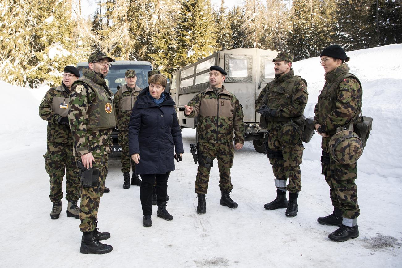 Viola Amherd visite ses troupes en marge du WEF à Davos. [Keystone - Ennio Leanza]