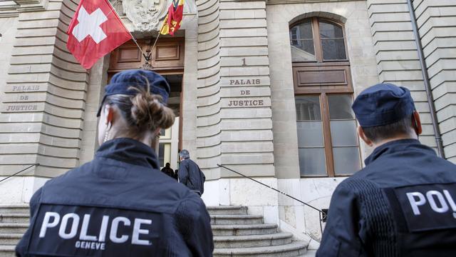 Des gendarmes de la police genevoise devant le Palais de justice en 2017. [Keystone - Salvatore Di Nolfi]