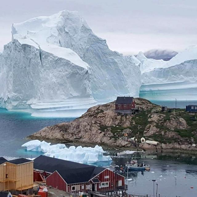 Un iceberg s'est détaché près d'un village au nord ouest du Groenland. [EPA/Keystone - Magnus Kristensen]