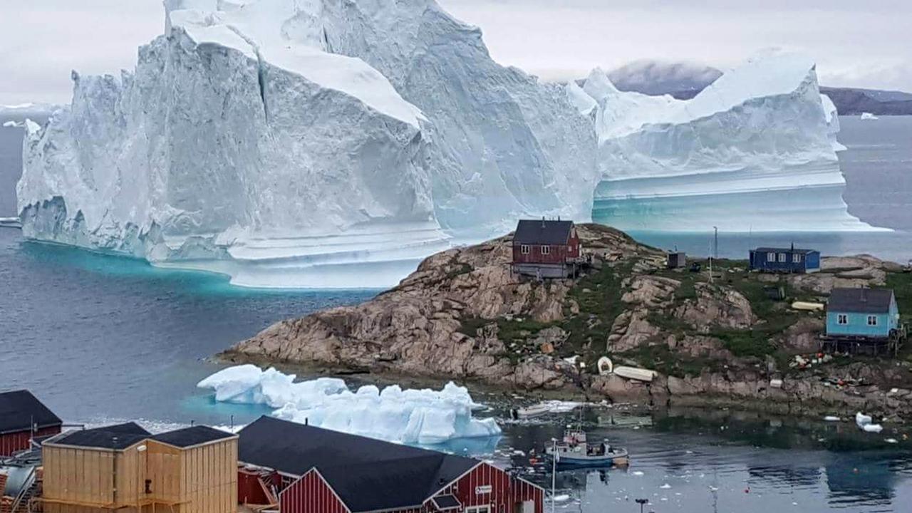 Un iceberg s'est détaché près d'un village au nord ouest du Groenland. [EPA/Keystone - Magnus Kristensen]