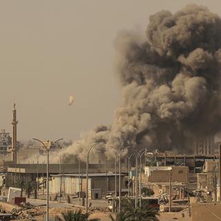 Une frappe aérienne touche la ville syrienne de Raqqa lors de combats en août 2017. [Reuters - Zohra Bensemra]