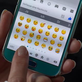 Les tribunaux ne savent pas toujours comment interpréter les emojis qui apparaissent sur des pièces à conviction. [Keystone - Arno Burgi]