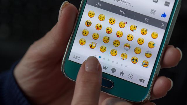 Les tribunaux ne savent pas toujours comment interpréter les emojis qui apparaissent sur des pièces à conviction. [Keystone - Arno Burgi]