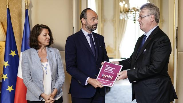 Le haut-commissaire à la réforme des retraites Jean-Paul Delevoye remet son rapport sur les retraites au Premier ministre Edouard Philippe le 18 juillet 2019. [afp - Kenzo Tribouillard]