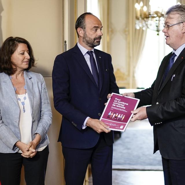 Le haut-commissaire à la réforme des retraites Jean-Paul Delevoye remet son rapport sur les retraites au Premier ministre Edouard Philippe le 18 juillet 2019. [afp - Kenzo Tribouillard]