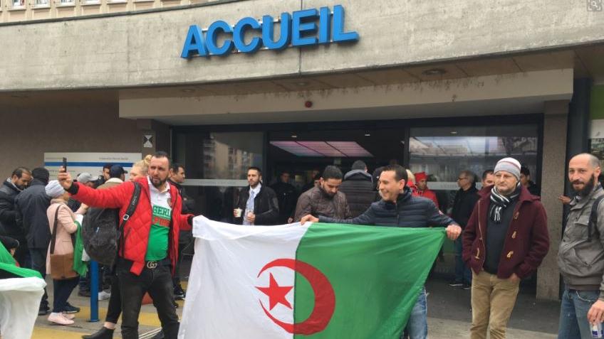 Des Algériens manifestent devant l'entrée des HUG. [RTS - Adrien Krause]