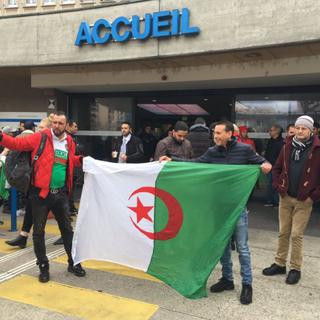 Des Algériens manifestent devant l'entrée des HUG. [RTS - Adrien Krause]