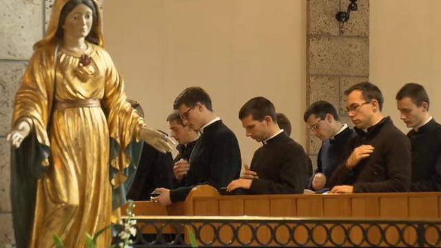 Les séminaristes d'Ecône en 2013. [RTS]