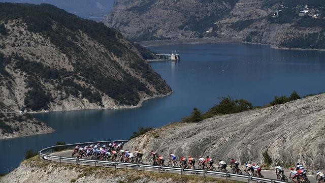 Le Tour de France entre Embrun et Valloire. [AFP - Jeff Pachoud]