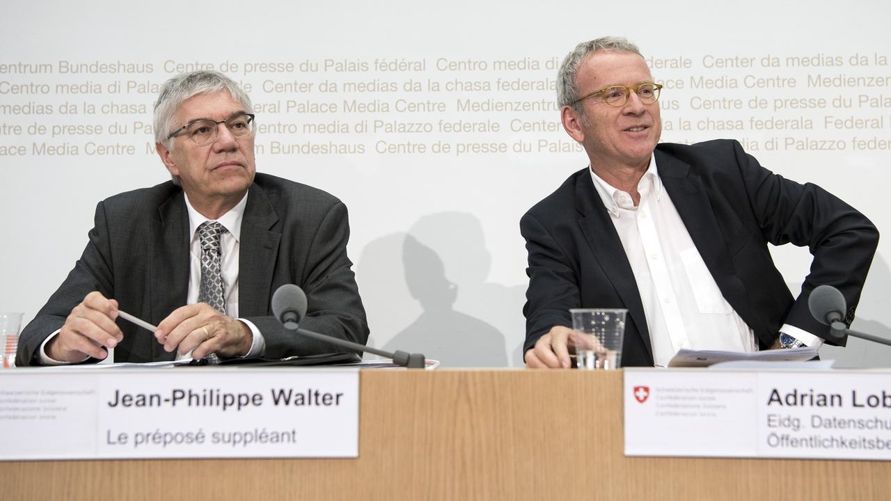 Jean-Philippe Walter et Adrian Lobsiger, préposés à la protection des données en Suisse, lors d'une conférence de presse en juin 2018. [Keystone - Peter Schneider]