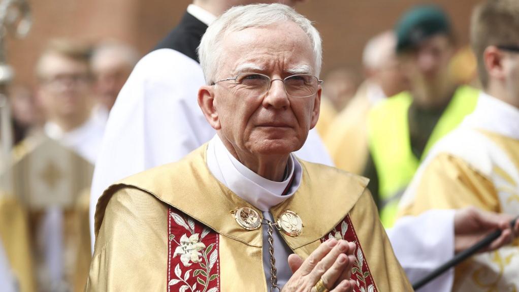 L'archevêque de Cracovie, Marek Jedraszewski, a motivé le licenciement de trois employées par le fait qu'elles sont célibataires. [AFP - Beata Zawrzel/NurPhoto]