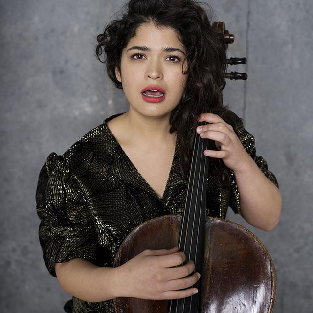 La chanteuse et violoncelliste virtuose Ana Carla Maza.
Photo dans espace presse du Cully Jazz 2019
Cully Jazz [Cully Jazz]