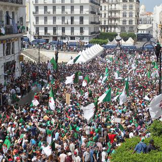 Des milliers d'Algériens sont descendus dans les rues. [AFP]
