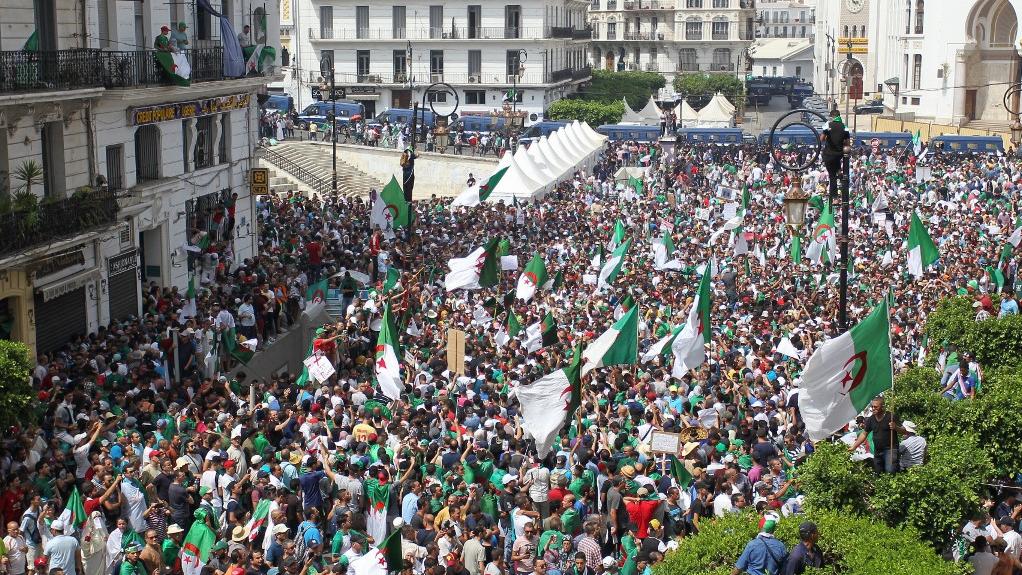 Des milliers d'Algériens sont descendus dans les rues. [AFP]