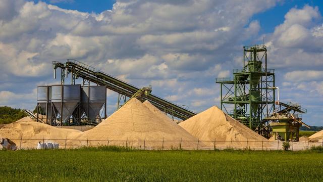 Extraction de sable.
image fournie dans cp de ONU environnement
Shutterstock
1099521935 [1099521935 - Shutterstock]