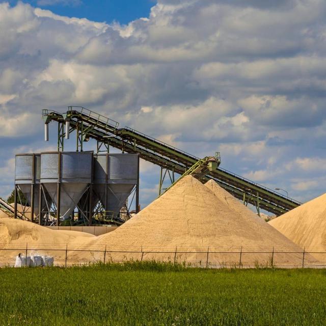 Extraction de sable.
image fournie dans cp de ONU environnement
Shutterstock
1099521935 [1099521935 - Shutterstock]