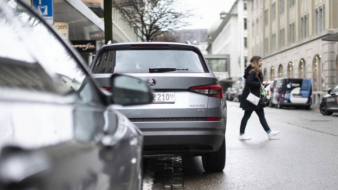 Une voiture stationnée à en ville de Zurich. [Keystone - Gaetan Bally]