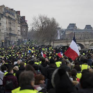 Les "gilets jaunes" le long de la Seine, mobilisés pour le huitième samedi consécutif. [EPA/Keystone - Ian Langsdon]