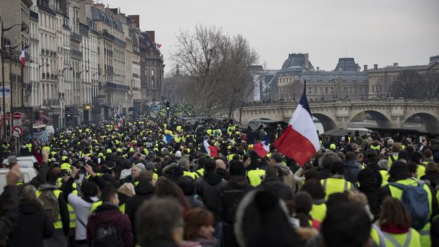 Les "gilets jaunes" le long de la Seine, mobilisés pour le huitième samedi consécutif. [EPA/Keystone - Ian Langsdon]