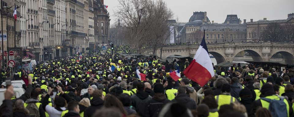 Les "gilets jaunes" le long de la Seine, mobilisés pour le huitième samedi consécutif. [EPA/Keystone - Ian Langsdon]