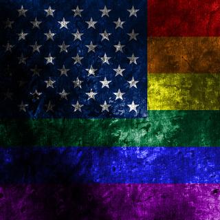 Mélange du drapeau américain et du drapeau gay. [Depositphotos - vladem]