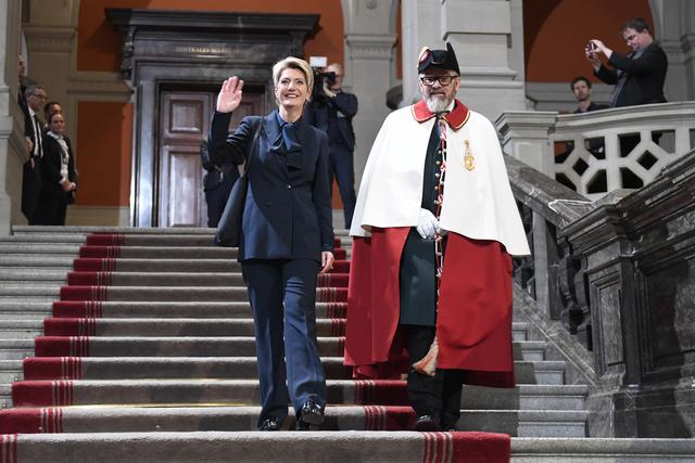 Karin Keller-Sutter en compagnie de son huissier lors de son élection au Conseil fédéral le 5 décembre 2018. [Keystone - Marcel Bieri]