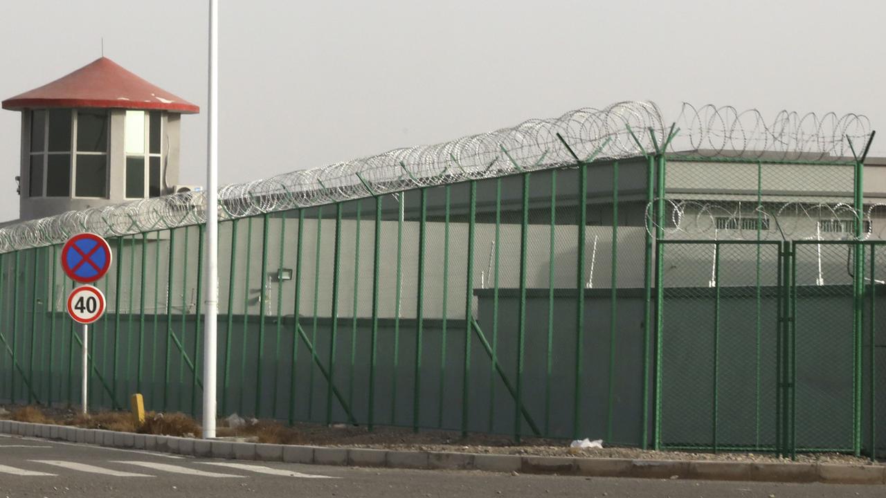 Selon plusieurs ONG, un million de personnes seraient détenues dans des camps, en Chine. [AP Photo/Keystone - Ng Han Guan]