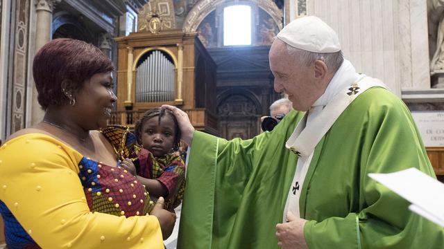 Le pape François à une messe à Lampedusa en Italie. [EPA/Vatican Media/Keystone]